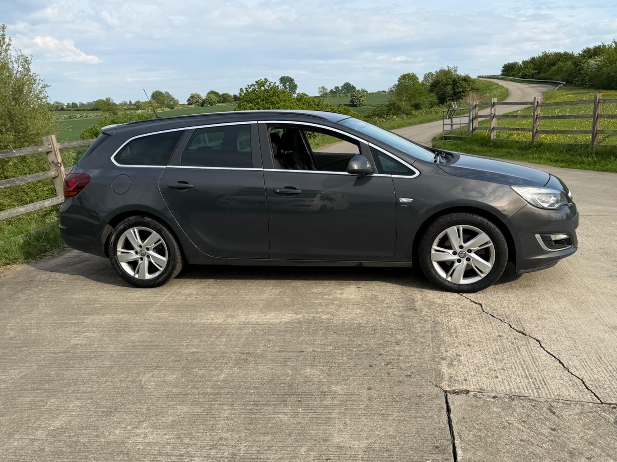 Vauxhall Astra 1.7 CDTi ecoFLEX SRi Sports Tourer Euro 5 5dr — photo 67 of 86